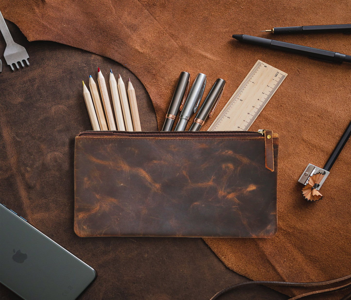 This Beautifully Handcrafted Rustic Leather Organizer Is Made From 100% Genuine Hide, Featuring A Rich Distressed Texture, Precise Stitching, And A Sturdy Ykk Zipper. Perfect For Storing Writing Tools, Rulers, Or Accessories, It Fits Neatly Into Backpacks Or Portfolios. Ideal For Daily Use Or Travel, It’s A Thoughtful Personalized Birthday Gift, Graduation Gift, Or Customized Gift For Men And Women—perfect For Artists, Architects, And Designers Who Value Style And Function.